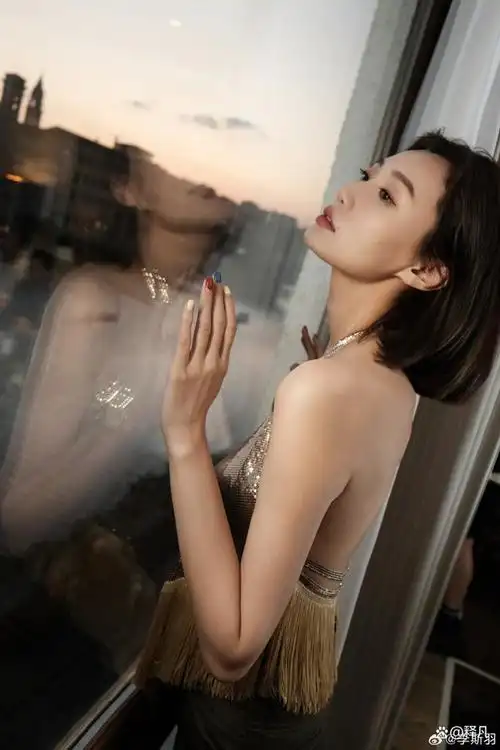 美女主播李斯羽意大利写真露出事业线!大美腿性感撩人