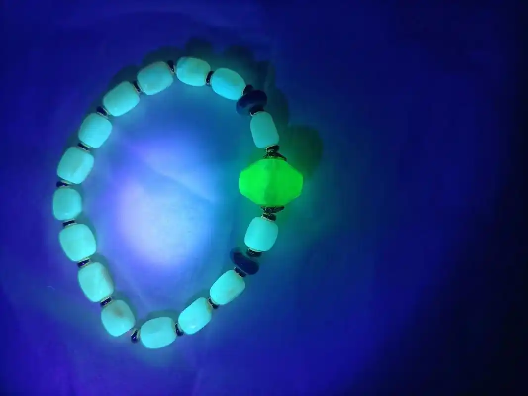 蜜蜡紫光灯下不一样的反应 买了个紫光灯,几串蜜蜡串呈现不同荧光反应