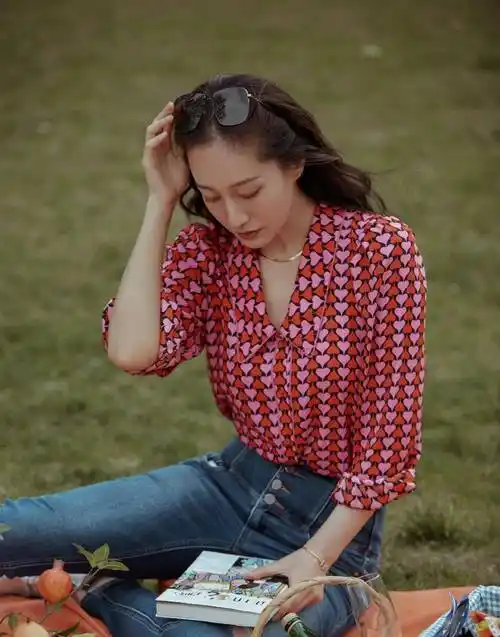 "最美女警"著名主持人董维嘉郊外写真,拥有天使面容,知性内涵_照片