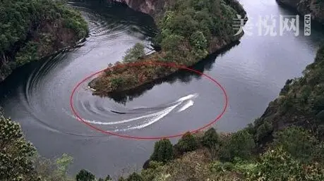 四川四川天空惊现真龙奔月