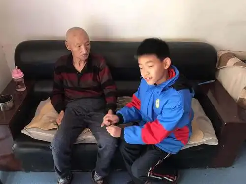 海勃湾区第八小学启程中队2020年"劳动美"关爱空巢老人假期社会实践