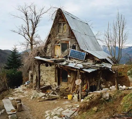 照片中破旧不堪的房子归德国人皮特所有,30年来,他一直住在这里.