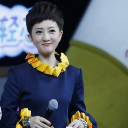 "小婉君"金铭晒照,短发造型帅气逼人,被指近照撞脸郭京飞