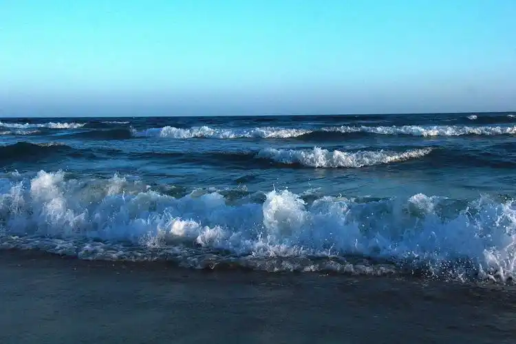湛蓝的大海掀起朵朵浪花.