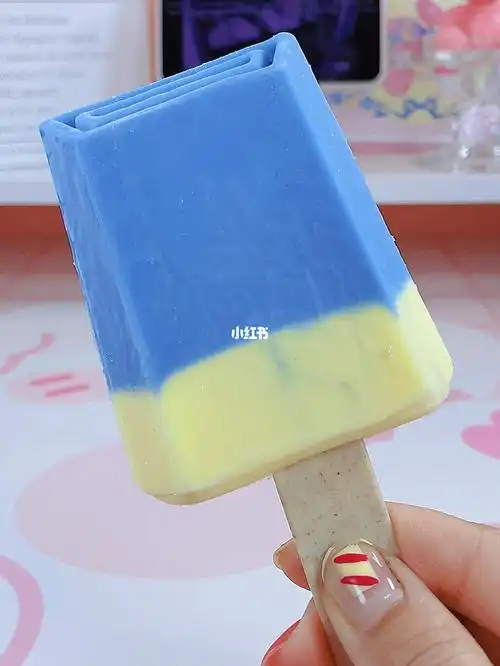 雪糕是蔚蓝色窗外有千纸鹤