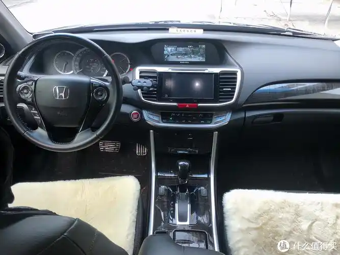 中控没什么可说的,跟九代雅阁的普通车型一样,屏幕分上下两个屏幕