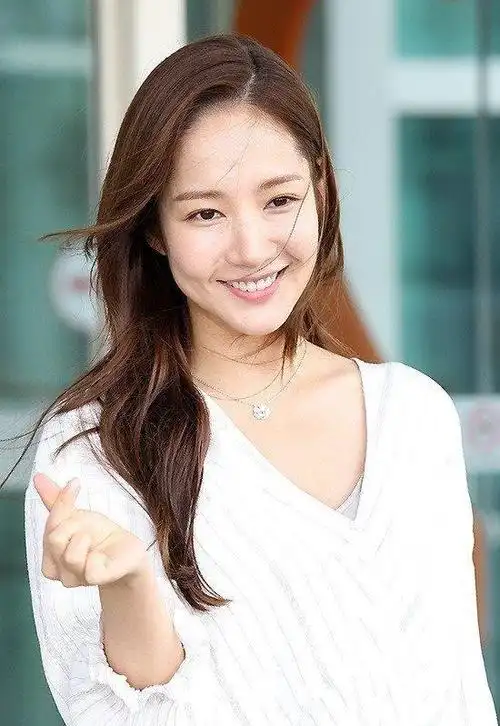 魅力十足朴敏英娇俏的鼻子点缀着玲珑活泼的性情你喜欢她吗