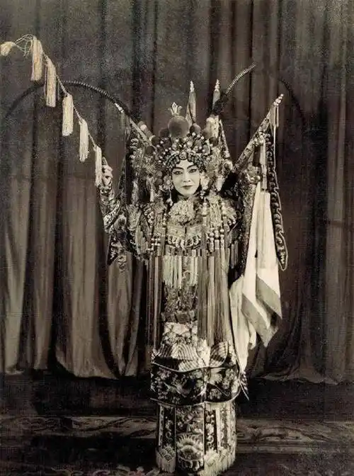 梅兰芳当年有多红?戏迷疯狂向舞台丢首饰,一次出场费10块金条_演出_年