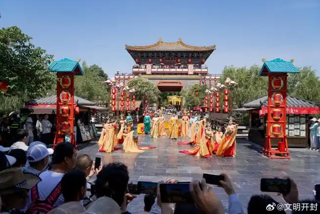 文明古都#【精彩演出吸引游客】  6月10日,游客在开封市景区观看演出