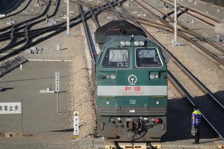 和谐hxn5型内燃机车