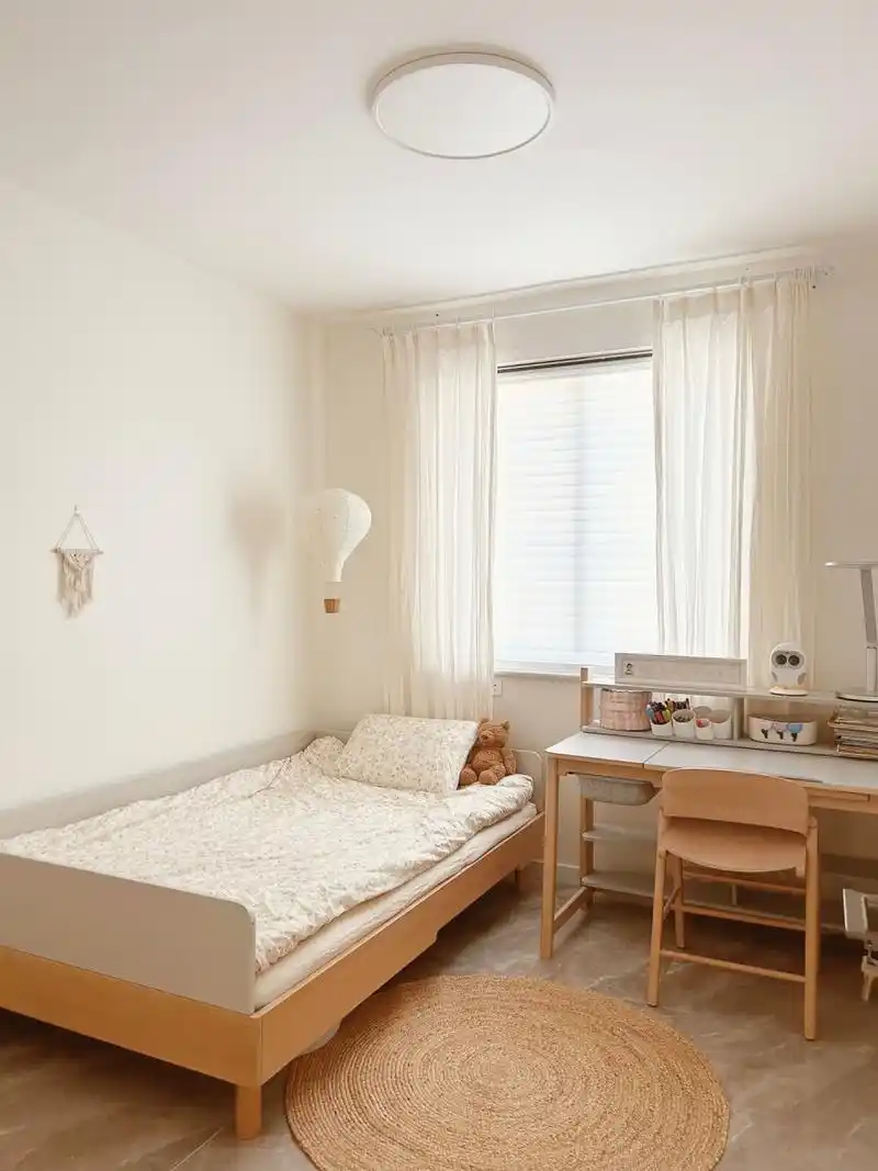 我的小卧室不到8平米 却依然能放下一张床,一个书桌还有收纳柜 不后悔
