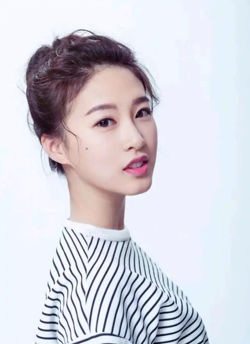 精美图集|杜雨宸恬静优雅,气质出尘