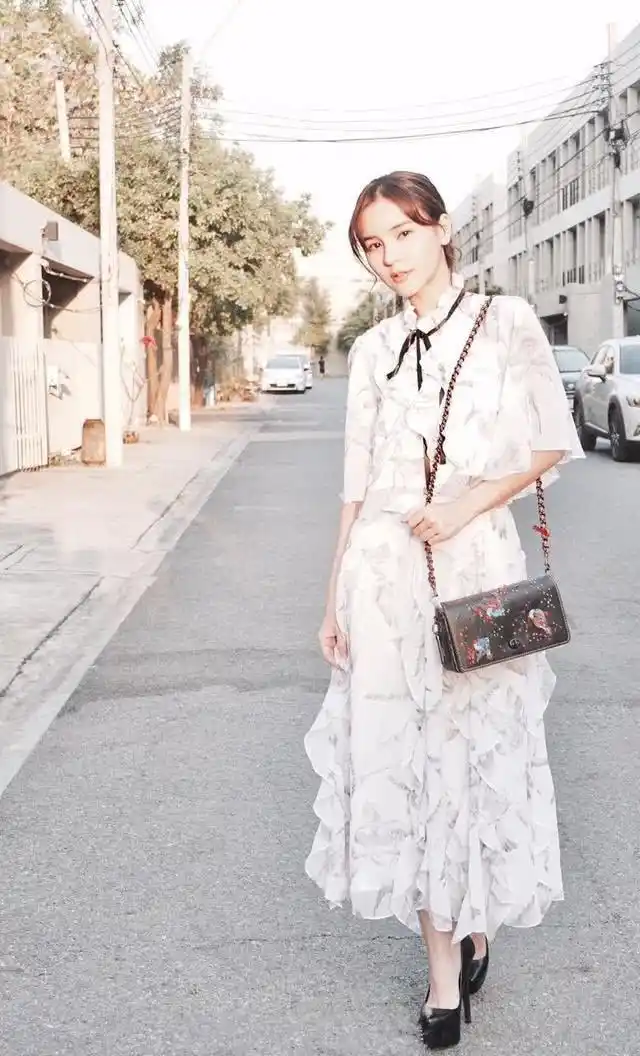 原创"小个子女神"李海娜,街拍造型超时尚,155穿出170既视感