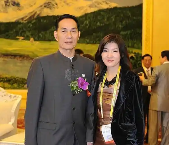 许德仕年轻时只不过是一名工资只有几十元的普通教师,然而不满足现状