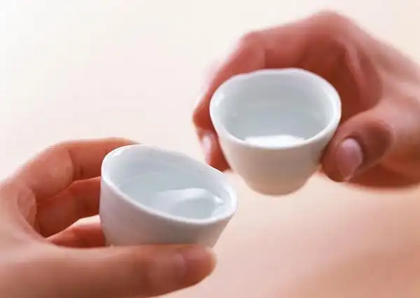 中国"白酒"和"干杯"用英语怎么表达?