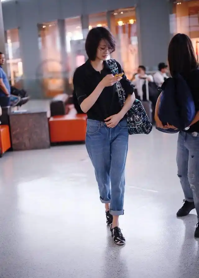 郑爽黑色上衣搭阔腿牛仔裤,休闲利落,洒脱帅气,上衣扎一半进裤子,时髦