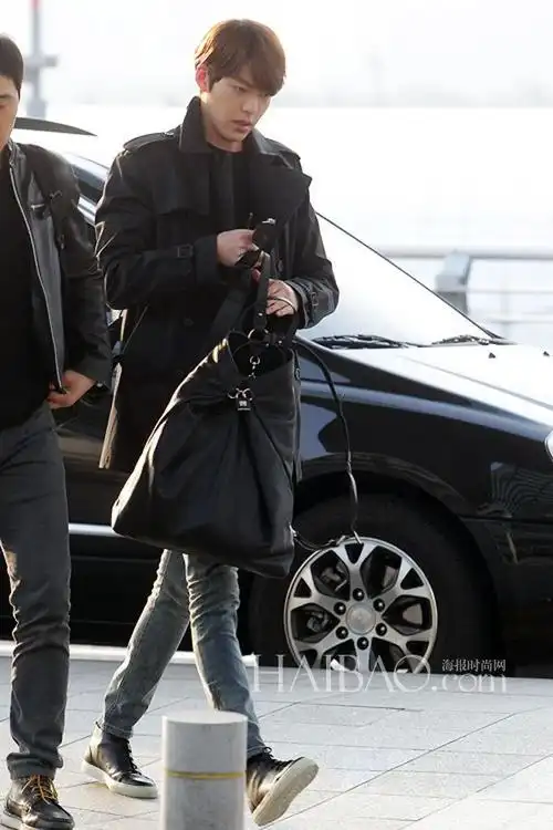 金宇彬最新明星街拍:黑色风衣look凸显完美时髦气场!