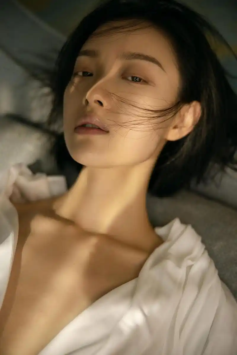 倪妮穿白衬衫黑裙柔情似水深v领暗藏小心机