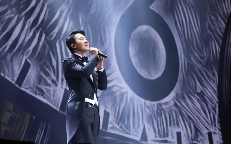 黎明黑色礼服舞台照图片,分享一组黎明图片给大家,图中的明星图片壁纸