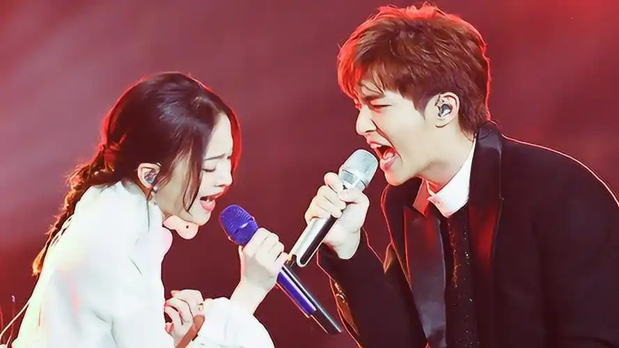 张韶涵炎亚纶神仙合作没离开过霸道总裁式搂腰太甜