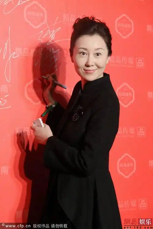 孙楠妻子潘蔚出席活动 与陌生男十指紧扣现身