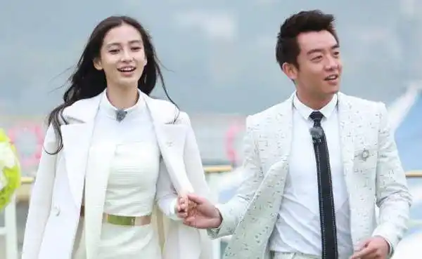 郑恺节目为baby撑伞,看清baby下意识的反应,是否避嫌很显然_苗苗_杨颖