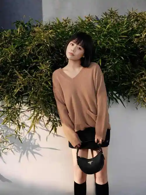 马思纯晒短发造型深秋随拍 穿咖色毛衣又暖又治愈-搜狐大视野-搜狐