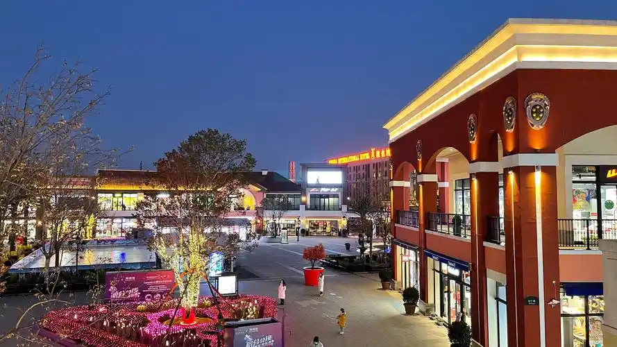 北京花乡奥莱村夜景