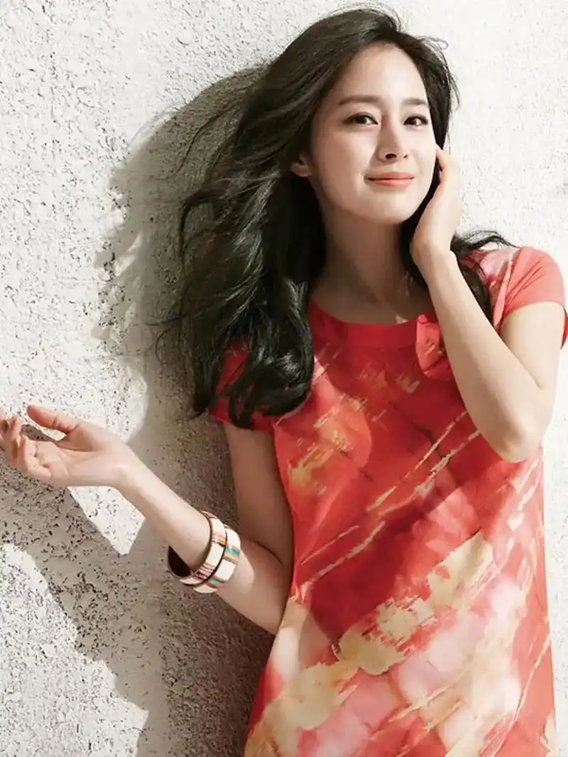 金泰希(kim tae hee),1980年3月29日出生于韩国,毕业于首尔大学服装