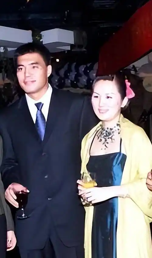 王涛的妻子叫贺伟伟,两人于2000年结婚,他新事新办,只利用假期,和妻子