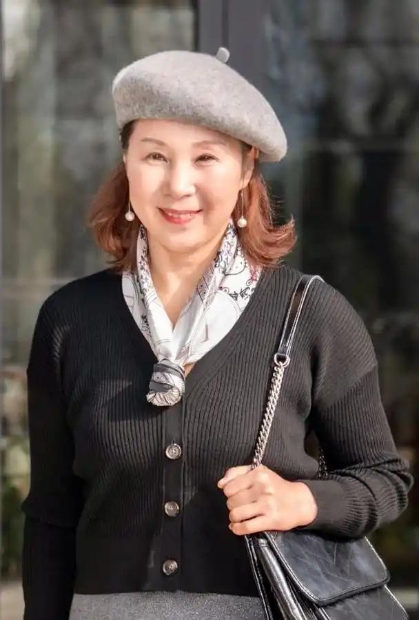 50岁女人放任老态的表现:穿花衣,烫大妈卷,戴金器,越老越油腻