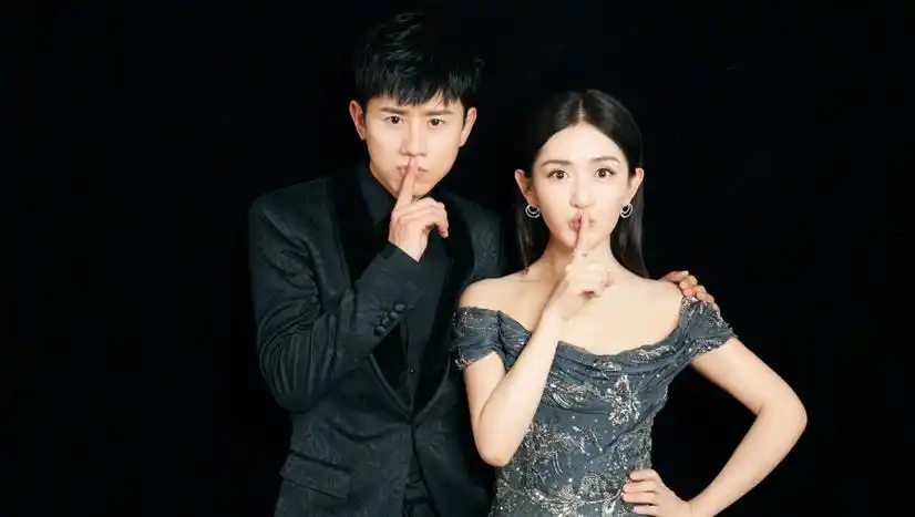 张杰谢娜一家五口好温馨,冒大雨夜游迪士尼,跳跳俏俏身高猛长