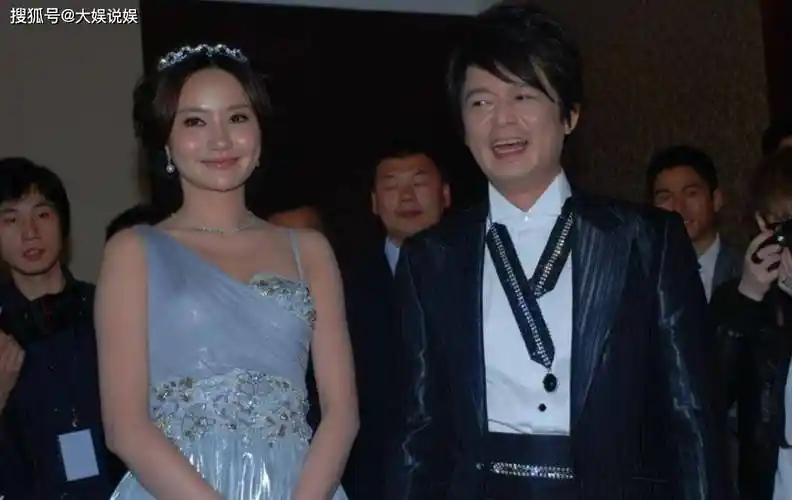 原来,新郎是享誉亚洲的"鞋王"陈英杰,新娘是著名青年演员韩雨芹.