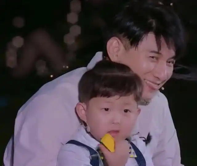 原创吴奇隆被误当粉丝节目中被6个保安按地镇压画面好笑又心疼