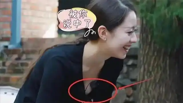 吉娜身穿v领上衣:弯腰倒茶时显得有些尴尬,一旁的郎朗不淡定了