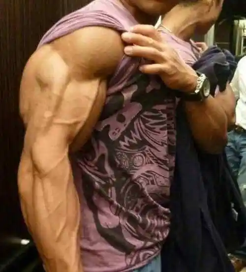 组肱二肱三头肌超级组训练,练完手臂就长2厘米"