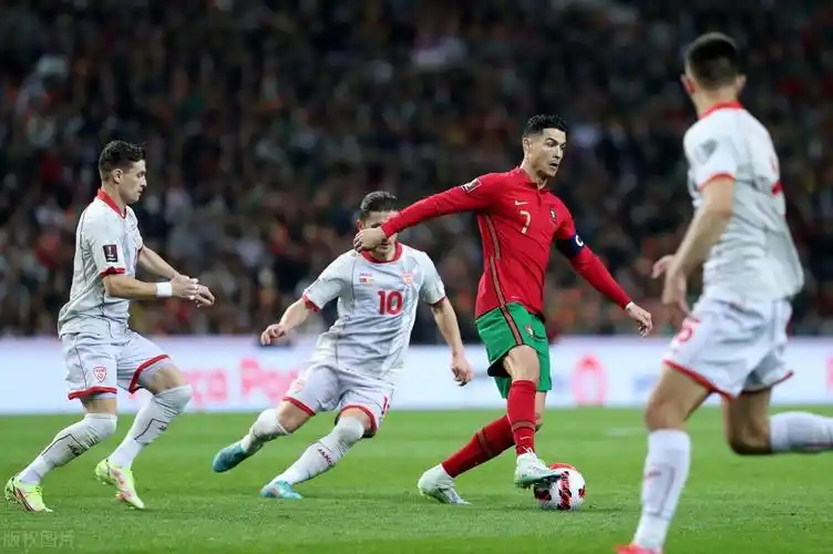 葡萄牙足球队合照(c罗助攻b费首开纪录率葡萄牙晋级!合影绝对c位!