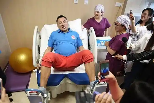 男人体验"生孩子",秒碎20根骨头!