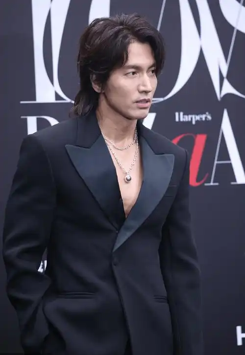 言承旭身穿黑色西服,脖子戴着珠宝项链,让人回想起当年帅气逼人的