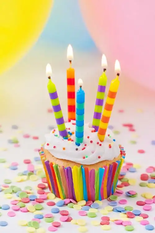 多彩生日蜡烛和气球可爱生日礼物手办模型青蛙背景图片手绘卡通描边