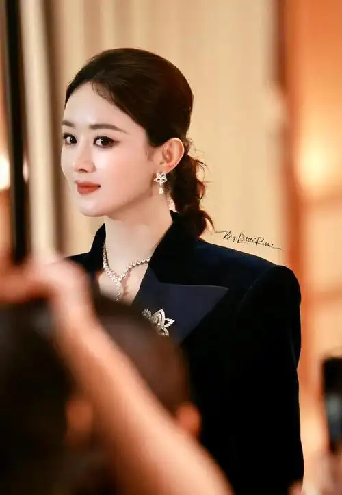 赵丽颖v领西装配高珠亮相成都,霸气又明艳!赵满街帅我一脸啊!