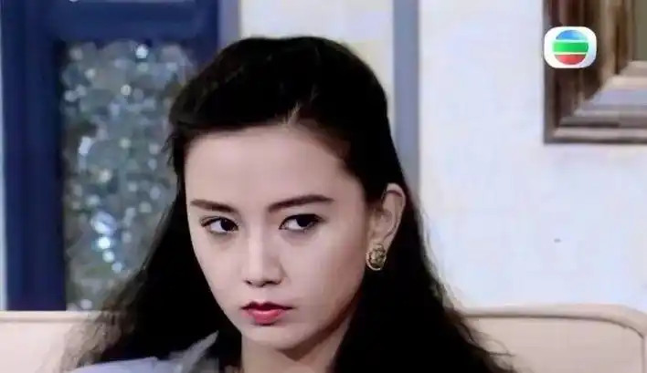 1992年,一头短发的曾华倩出奇的少年英气,浓眉红唇,冷酷中又有一股