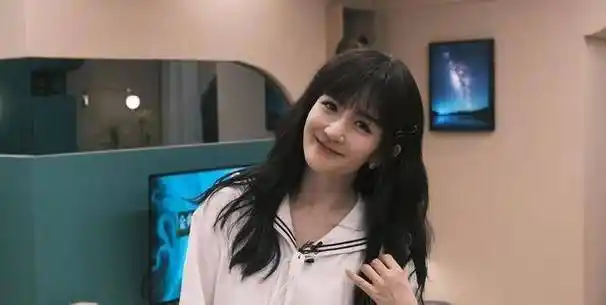 原创40岁谢娜强烈要求年轻貌美平刘海发型配水手服少女感十足