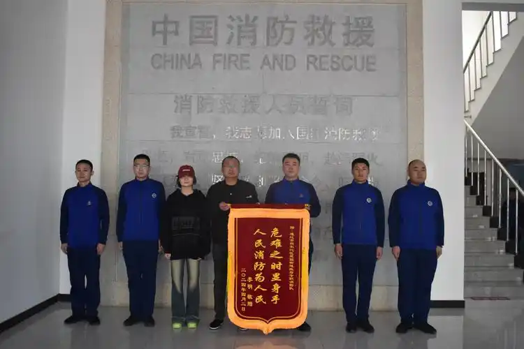 暖心送医获赞誉群众感恩送锦旗