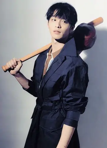 曹佑宁庆生解锁新技能棒球"灭"蜡烛帅气十足