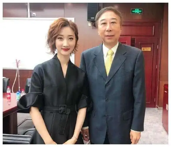 冯巩60岁老婆近照气质优雅风韵犹存儿子长得跟他一模一样