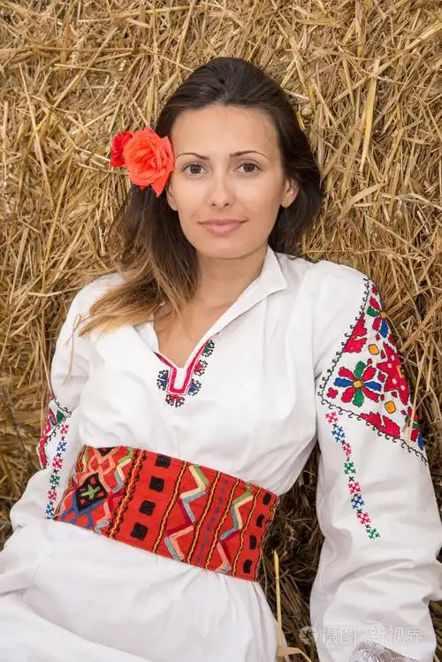 来自保加利亚的民族服装的年轻女子