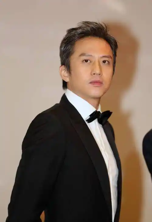 尽管年龄差距非常大,但是李丁还是非常喜欢邓超这个后辈