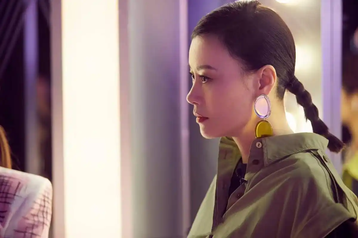 原创53岁邬君梅终于换发型一袭连体装叠穿气场开挂扎葫芦辫好减龄