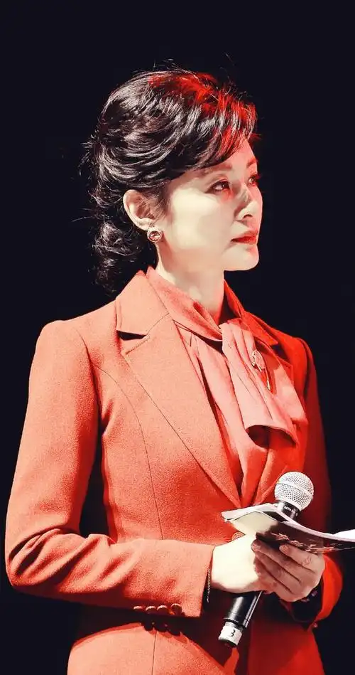 51岁周涛去遛狗穿印花连衣裙配麻花辫好女神高级贵妇感太惊艳